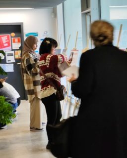 📚✨ L’exposició de @movimientoxlapaz.mpdl.cat ens proposa un viatge per diferents situacions de racisme i les lluites que s’han dut a terme per combatre la discriminació racial.
A Cultura Tretze l’hem utilitzada com a eina educativa amb el projecte Kimia, creant espais de reflexió, escolta i empoderament 🌍💛