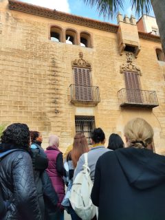 El dijous passat, els grups de català, joves i dones van visitar el casc antic i conèixer les curiositats dels edificis més emblemàtics de la mà de @celhospi 🏙️
Un itinerari molt interessant, ple d’història i cultura de la ciutat 💛